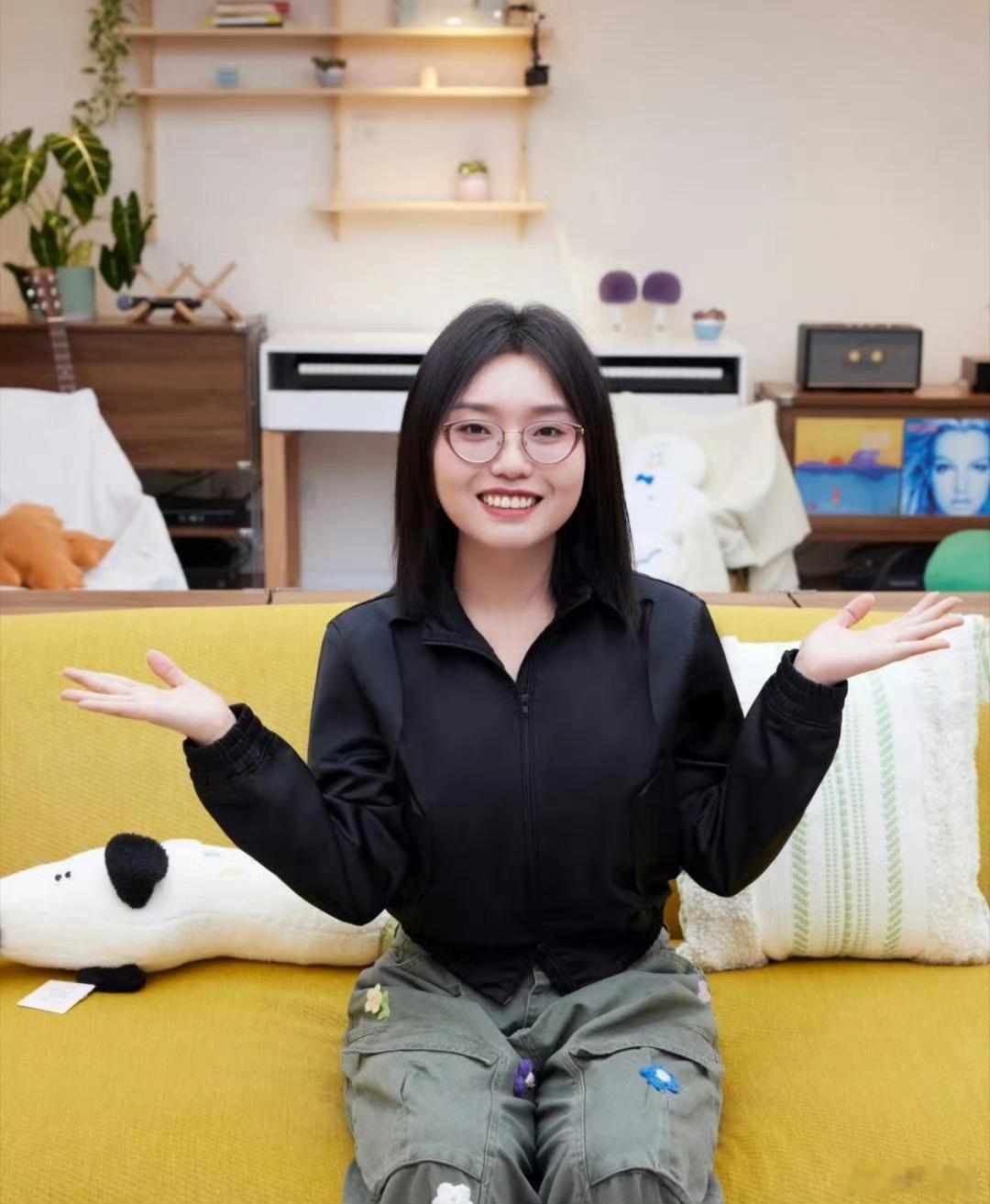 李雪琴想来李静工作室上班李雪琴说李静工作室没班味 谁懂啊！李静工作室氛围松弛自在