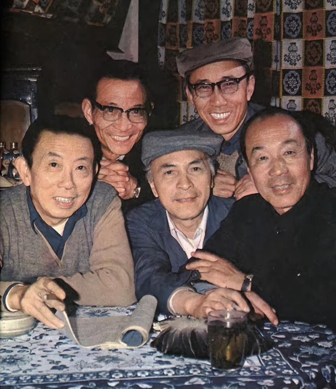 这张老照片是上海电影制片厂的五位著名演员的合照，他们多在荧幕上饰演反派角色，我认