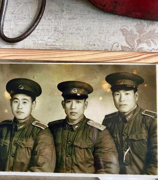 1996年，山东一位老人因私藏两支手枪被举报，民警上门收缴。
滕西远出生于192