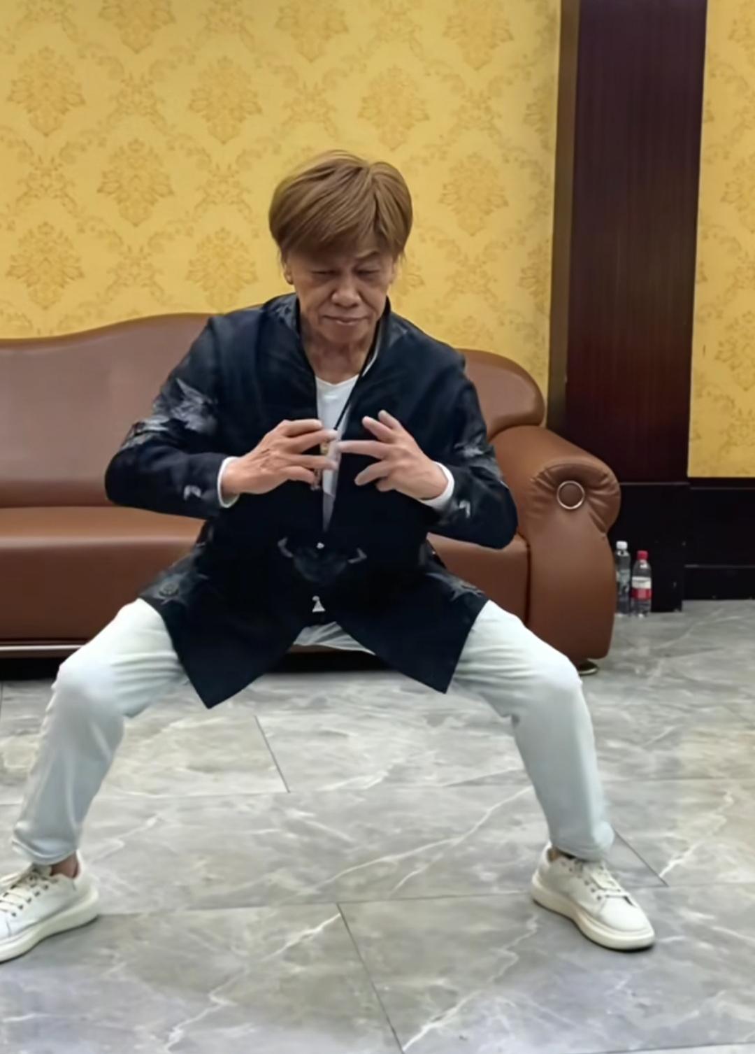 为什么77岁了还这么拼命？
演戏的收入不够他退休享受生活吗？
老牌武打明星梁小龙