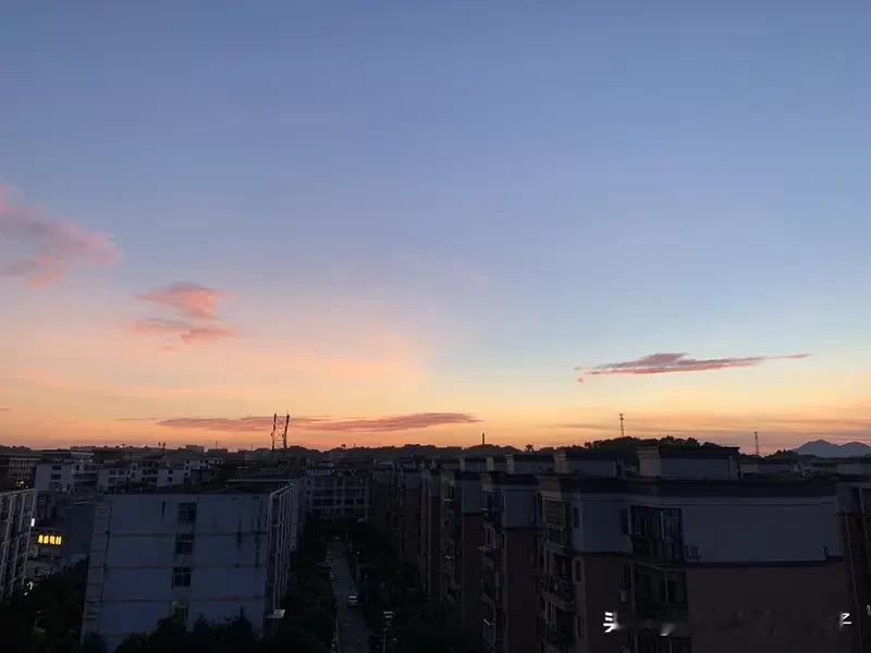 形容人学问高的成语可不少。“学富五车”就很经典，战国时的惠施，出门讲学要带五车书