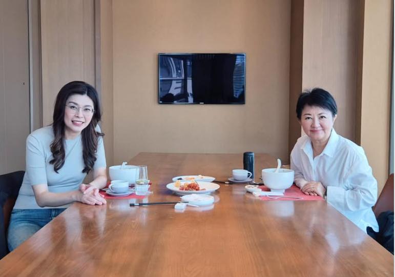 自国民党陷“军购案”内部纷争后，国民党主席郑丽文今天与台中市长卢秀燕首次同框。郑