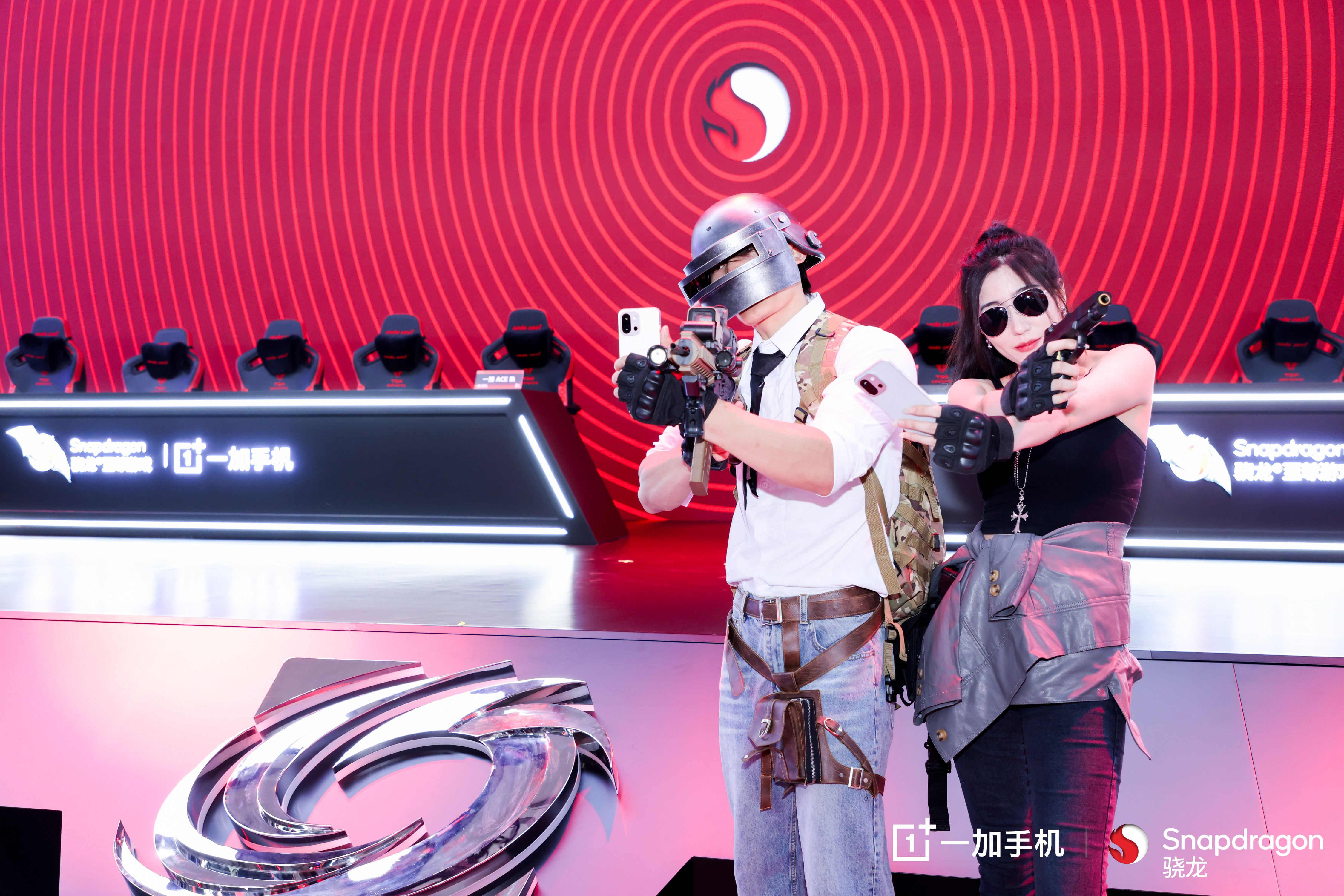 2025 ChinaJoy 开馆首日，高通总经理 Alex 独家到访一加展台，和