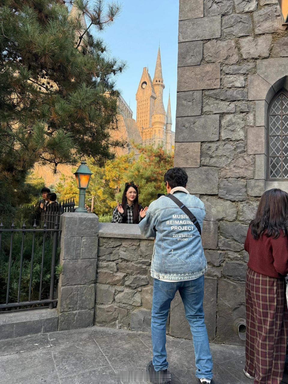 #陈乔恩夫妇逛环球影城##陈乔恩和老公逛环球影城# 环球影城偶遇陈乔恩夫妇 ​​