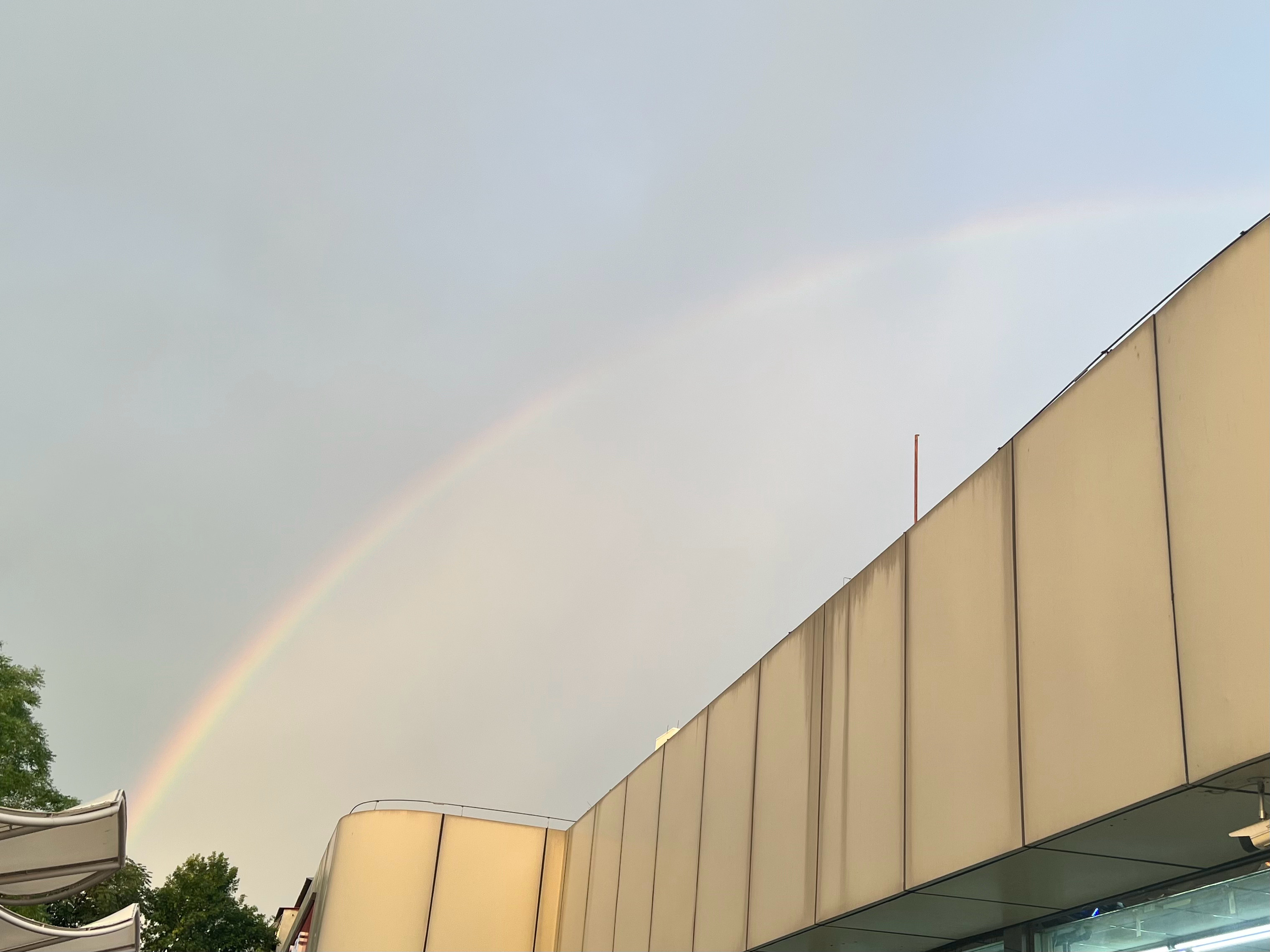 北京雨后彩虹 北京傍晚时分的雨后出现了彩虹🌈大自然的美总是那么刚刚好遇见彩虹遇