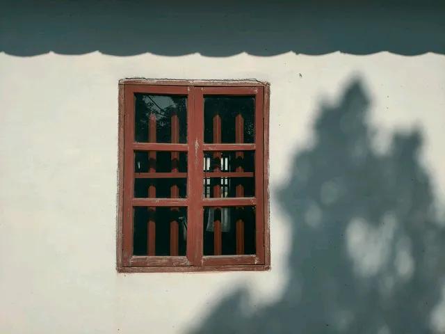 无题
小窗半掩忆流年，
万剪怡情旧梦牵。
往事千帘心底放，
喜看英雄下夕烟。