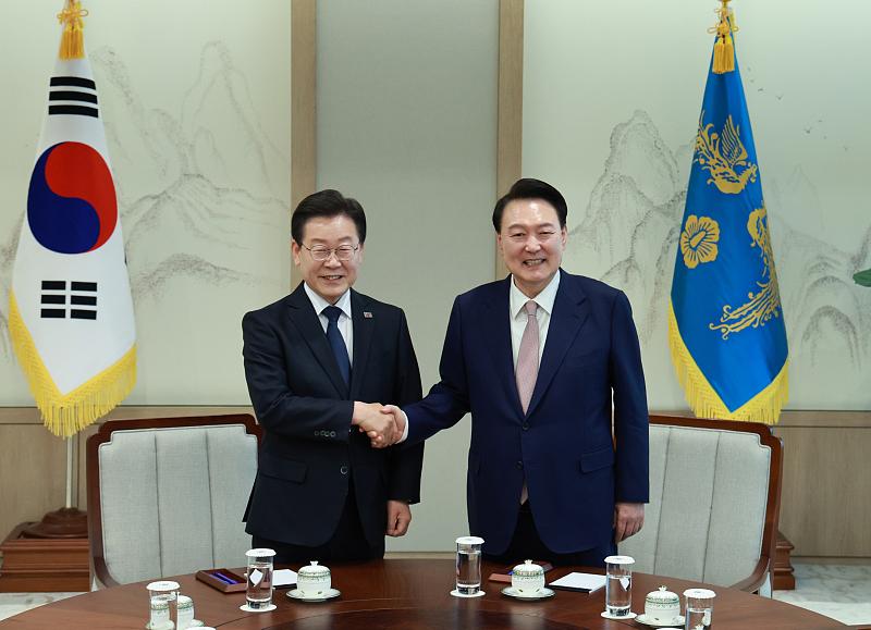 李在明不枪毙尹锡悦，但他正在干一件比死刑更狠的事。
 
7月27日首尔中央地方法