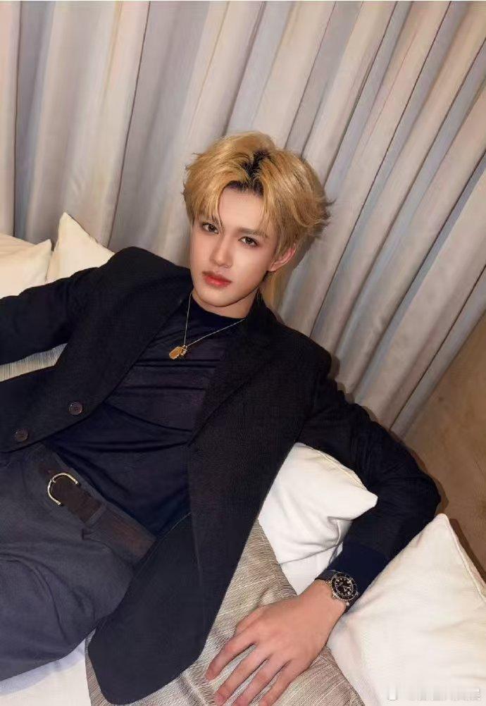 张极自评帅的人默不作声 颜值高光时刻！张极金发黑西装造型杀疯，海边是清冷贵公子，