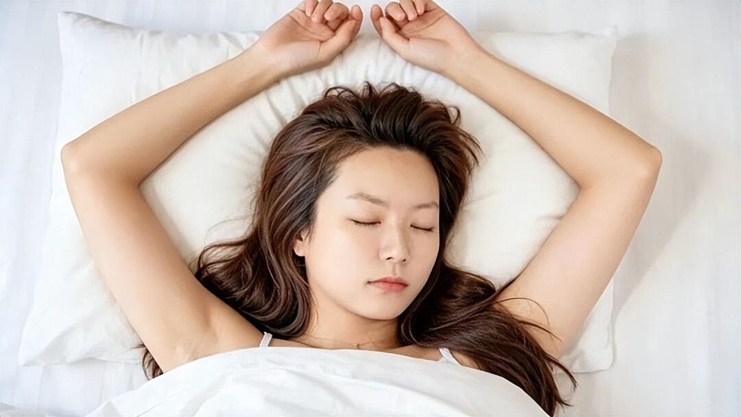 睡觉总把手举过头顶？恭喜你，这不是习惯，是身体在“求救”

睡觉时把手抬过头顶，
