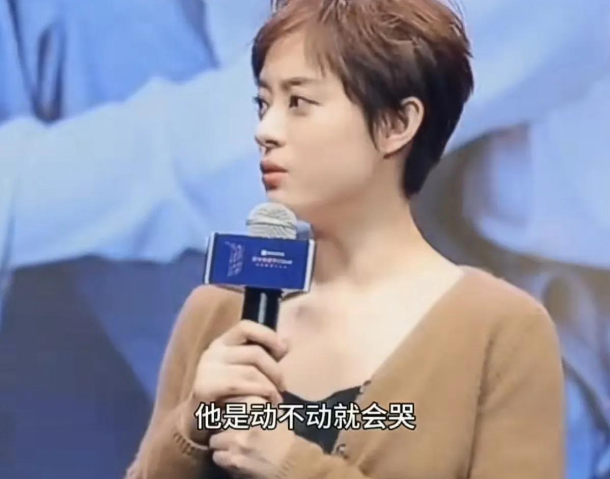 孙俪透露：“他是动不动就会哭，早上送了儿子去小学，然后再送了女儿，他在幼儿园等女