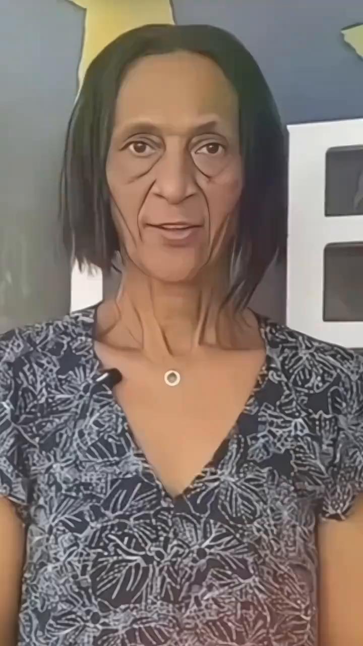 佛得角门将妈妈，感谢中国球迷。
妈妈抵达美国，终于见到自己儿子了。妈妈给他一个大