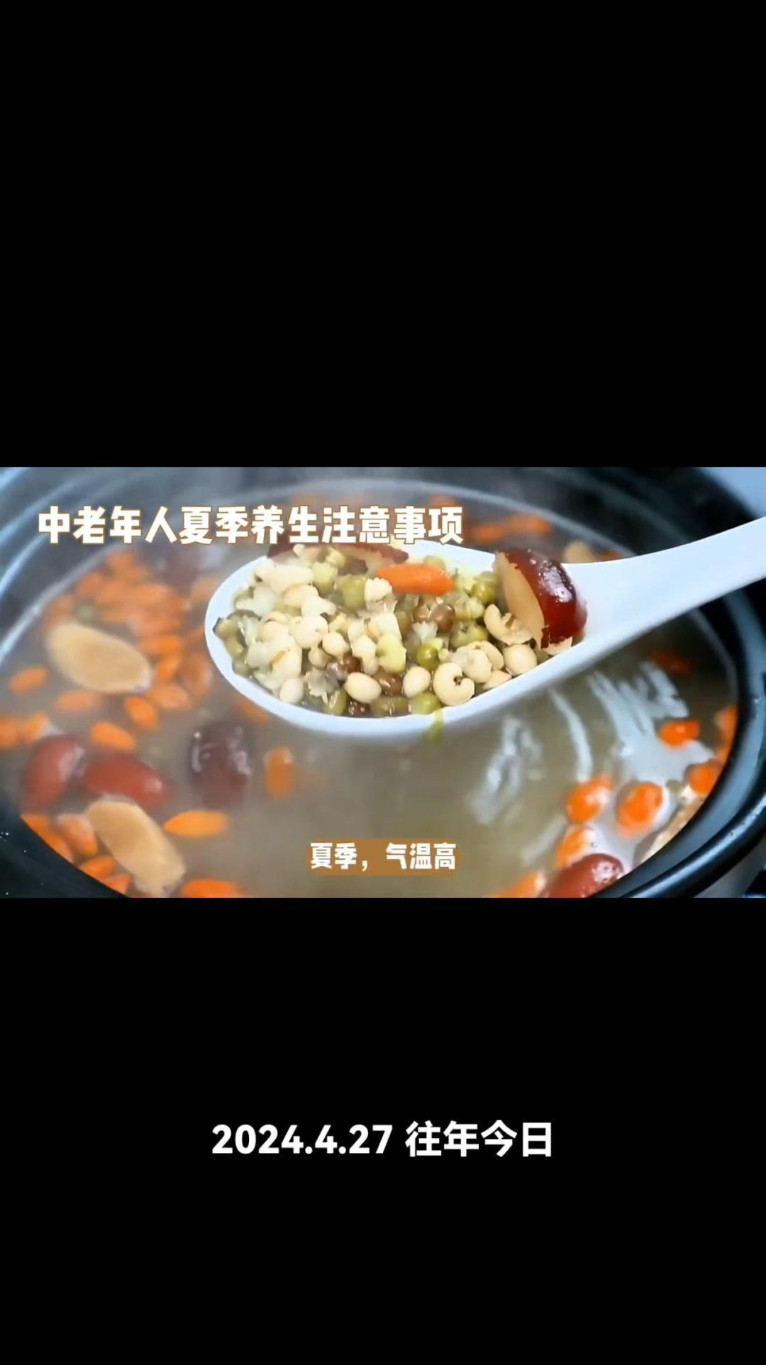 1️⃣饮食要清淡易消化  
夏天给爸妈准备吃的，尽量选清淡好消化的，多买新鲜蔬果