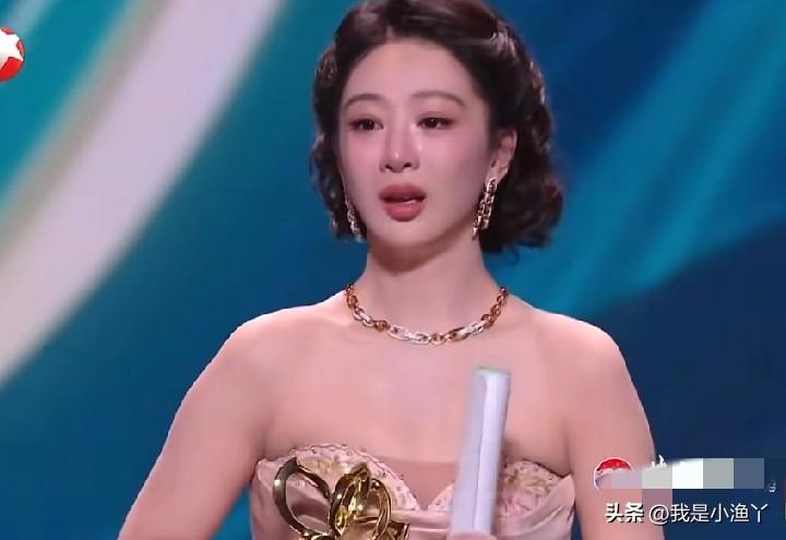 白玉兰颁奖之夜杨紫拿下最佳女主角，7岁出道，四次提名，33岁的杨紫终于拿到了白玉