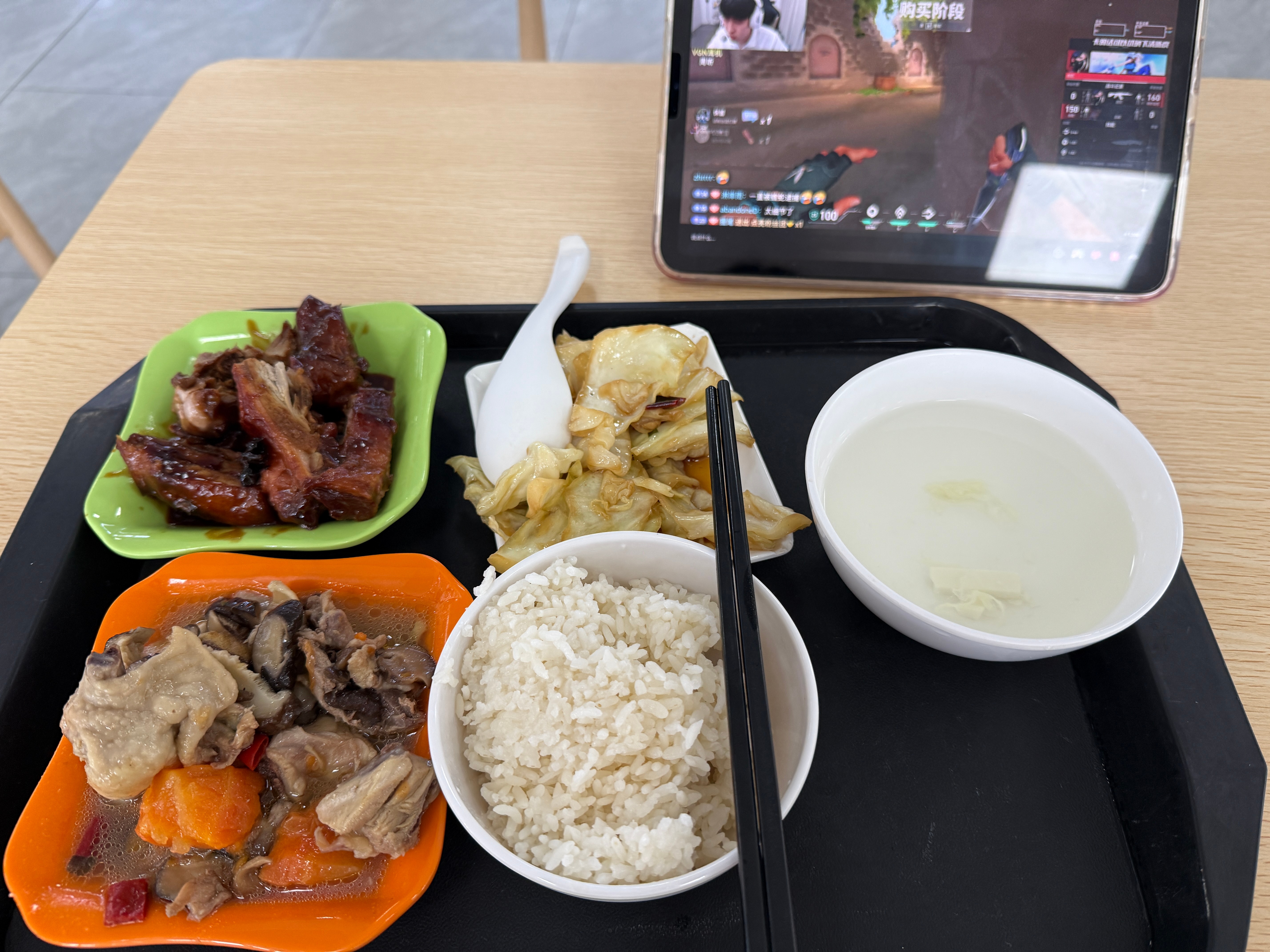 今天又奖励自己了，两个荤菜嘻嘻，每天最惬意的时候就是吃午饭的时候看一会儿gus直
