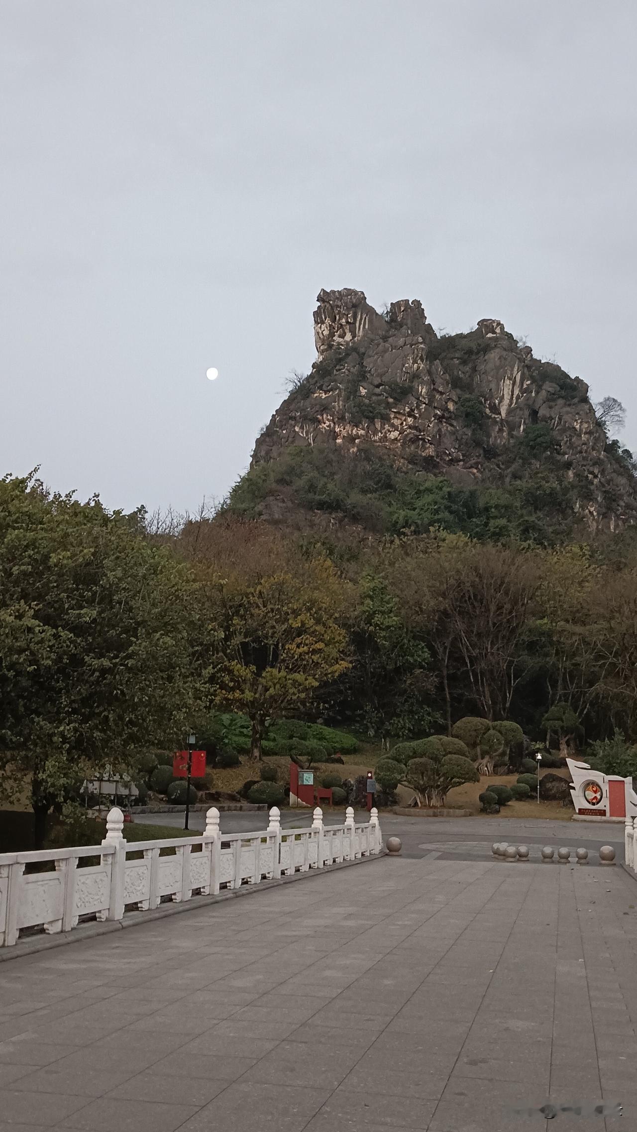 我的下联是：今晨明月照朦胧。