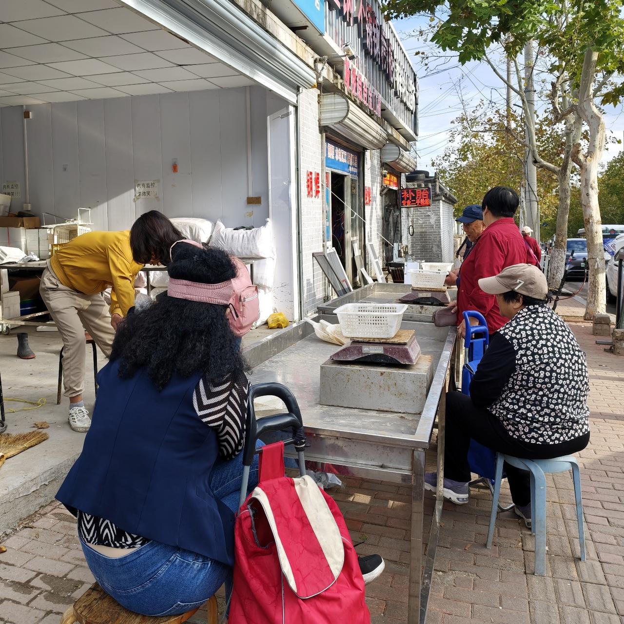 子女有赡养父母的法定义务，必须妥善安排好老人的住所，照料好他的生活。
把老人赶到