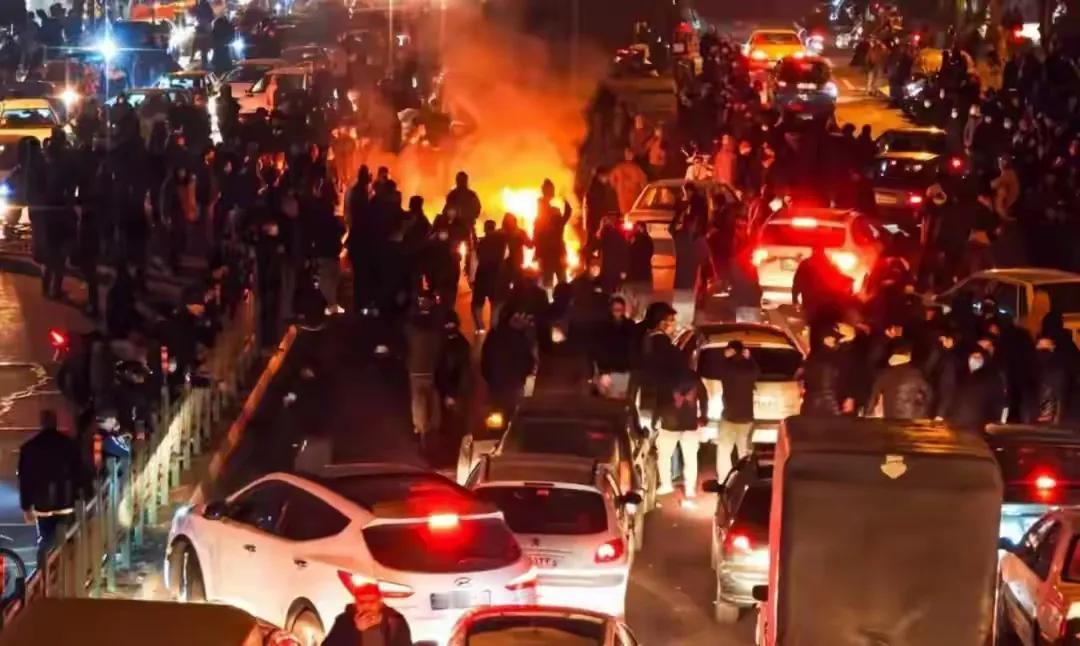 死亡总数高达6000人？美式“颜色革命”用力过猛反令伊朗局势突然反转，官民团结后