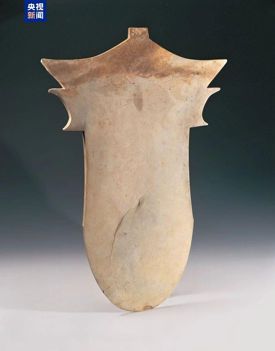 ｜ 近日，广西出土的一件楔形双肩大石铲引发考古界热议。这件距今约4500年的仰韶