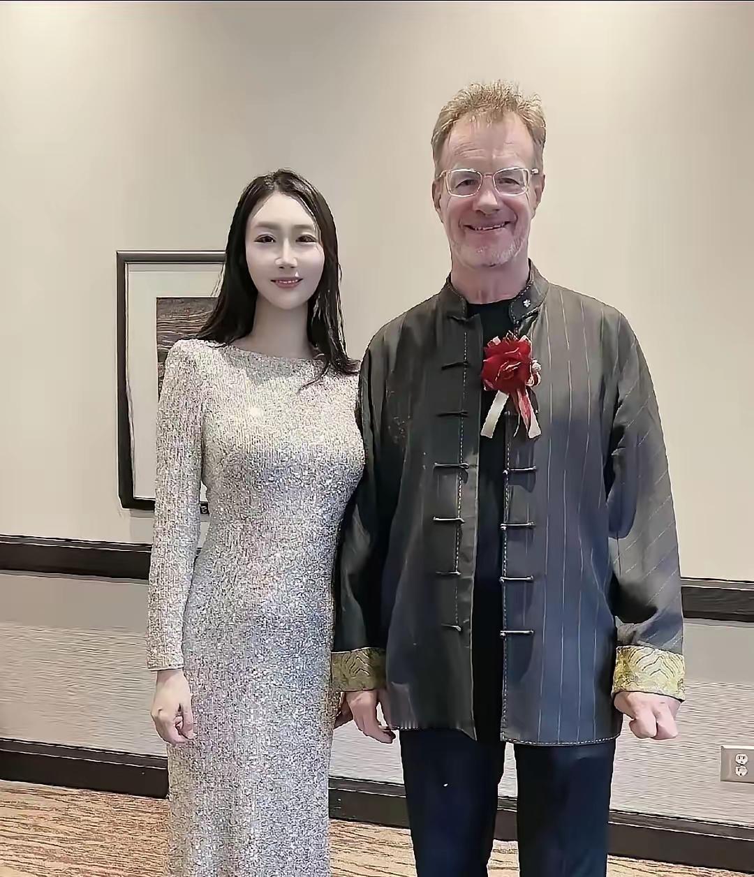 加拿大籍相声演员大山，迎娶重庆姑娘甘霖并生下一双儿女后，举家迁回加拿大定居。如今