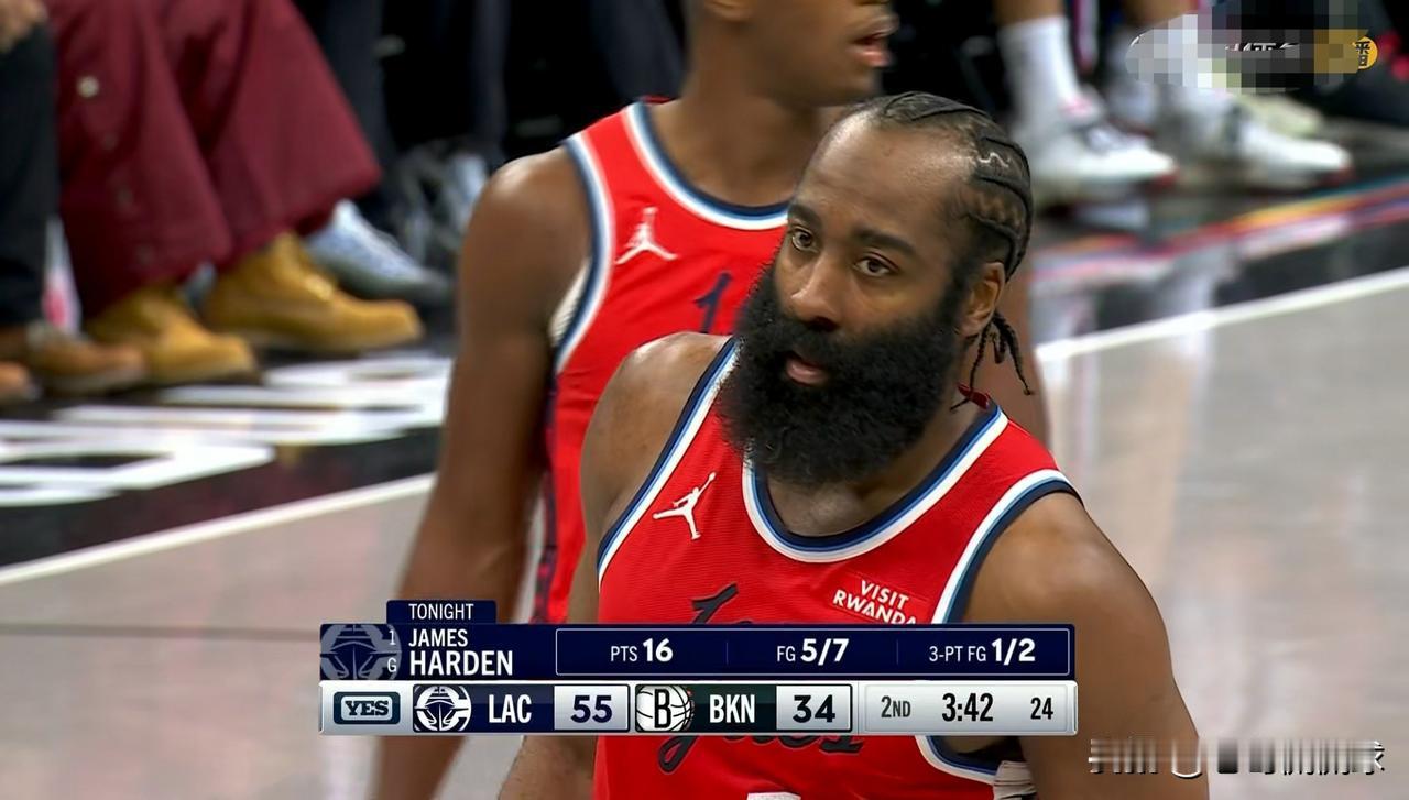 快船当家后卫哈登真是发怒了！在今天进行的快船和篮网的比赛中，目前双方半场战罢，快