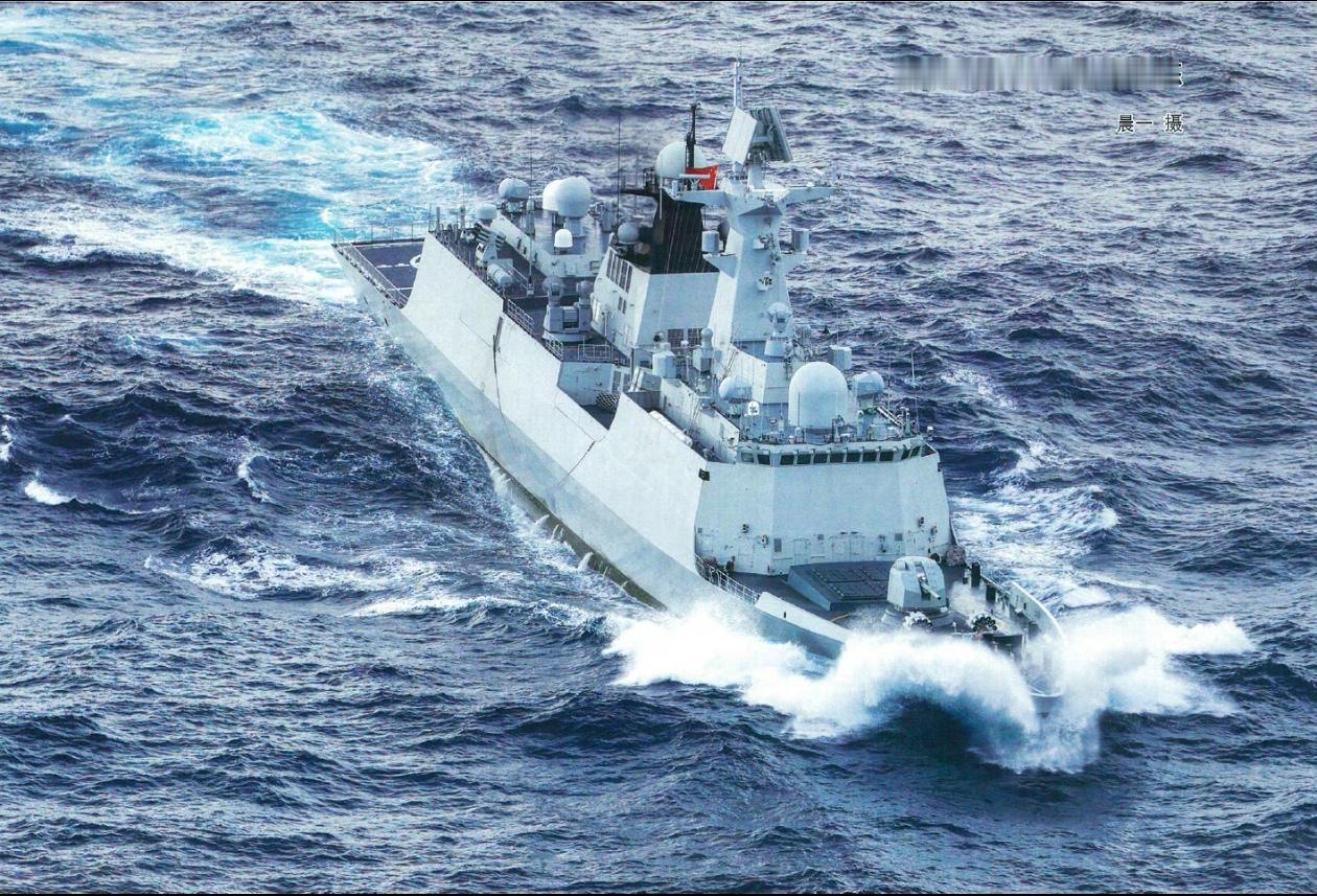 054A在高海况下航行，舰首穿越海浪，激起高高的浪头，054A的舰首防浪板起到了
