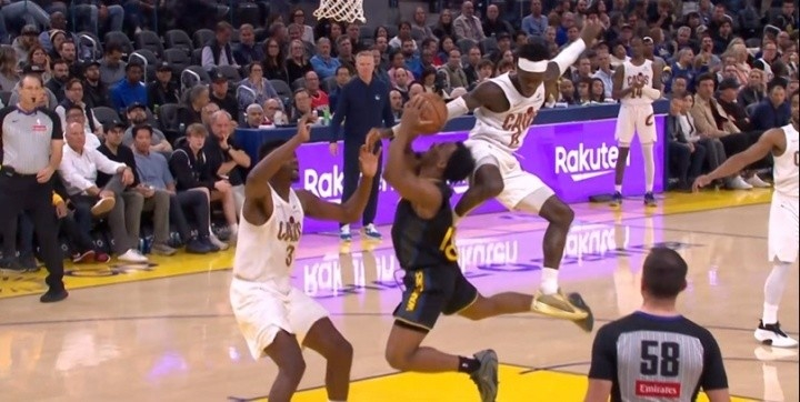 4月6NBA骑士勇士vs骑士 日讯 之前骑士对阵勇士的比赛中，施罗德在一次篮下防