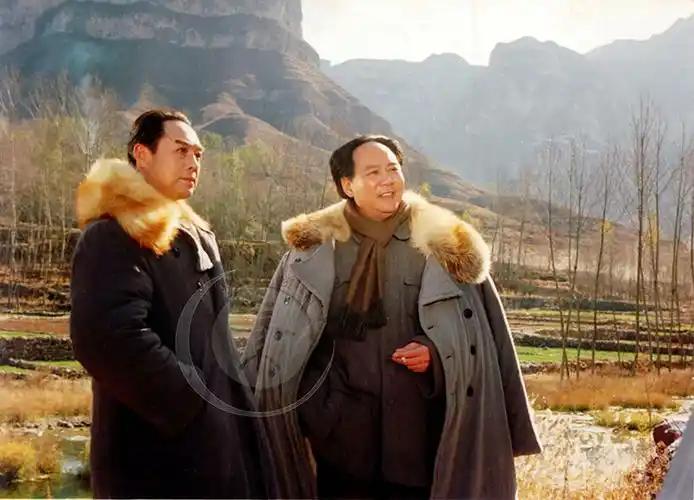 你认为哪个演员饰演毛主席最像伟大领袖毛主席的扮演者没有人超过古月，古月饰毛主席得
