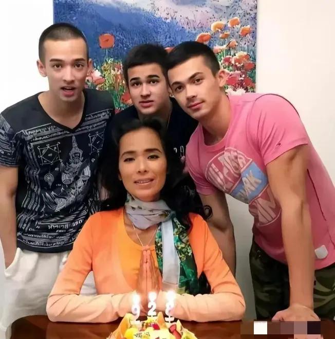 2003年，韦唯在开车下坡时，发现刹车失灵，差点车毁人亡，修车师傅检查后告诉她: