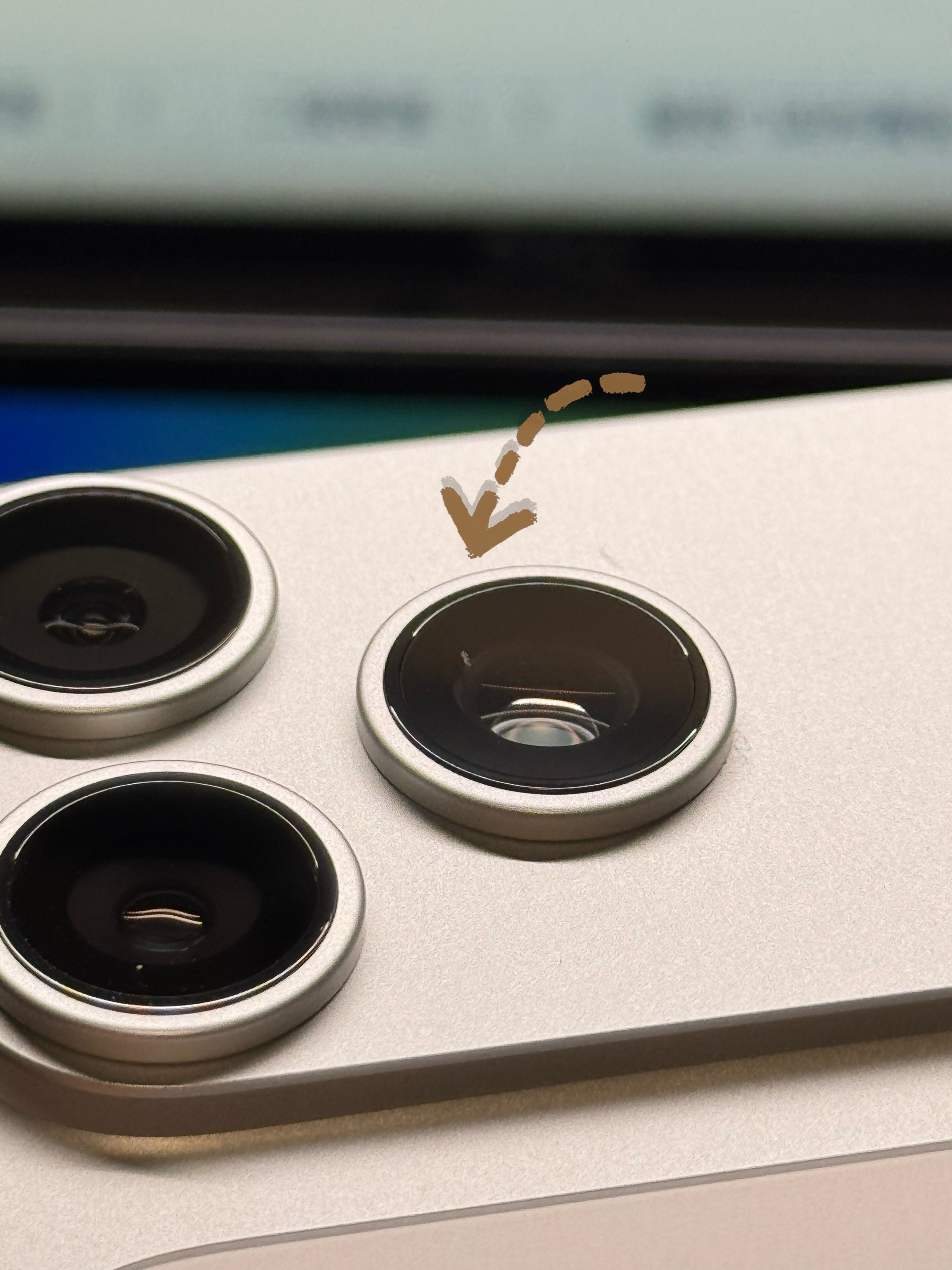 换了第二部iPhone 镜头内部进灰，还得继续换！17系列的品控做的可真是差劲啊