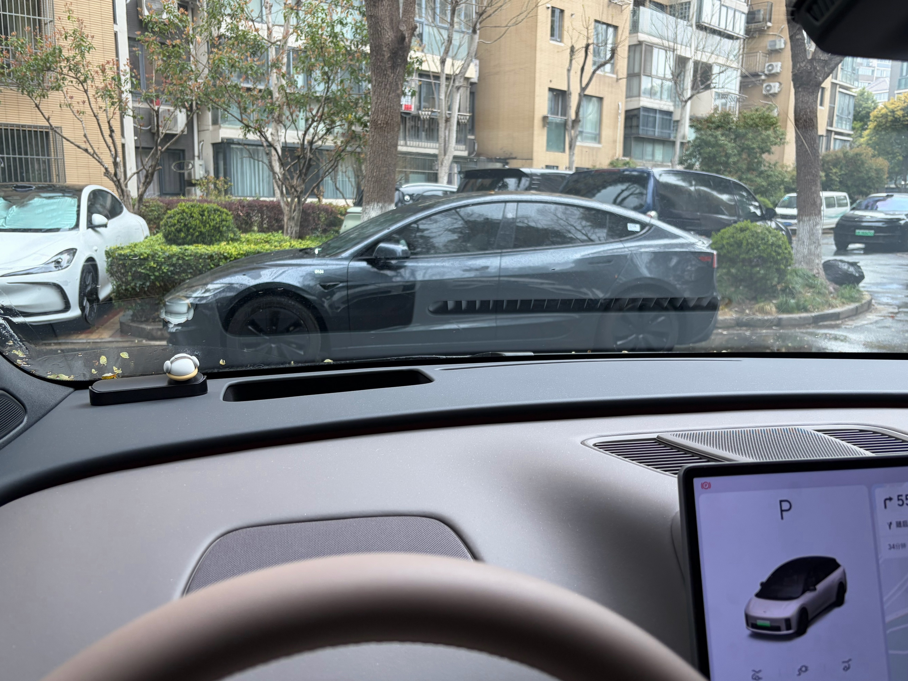 早上被这辆特斯拉硬控了15分钟，还没来，有一种骂人的冲动…