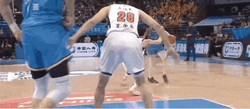 周琦一口气赚了4个前场篮板？北京男篮vs广东男篮