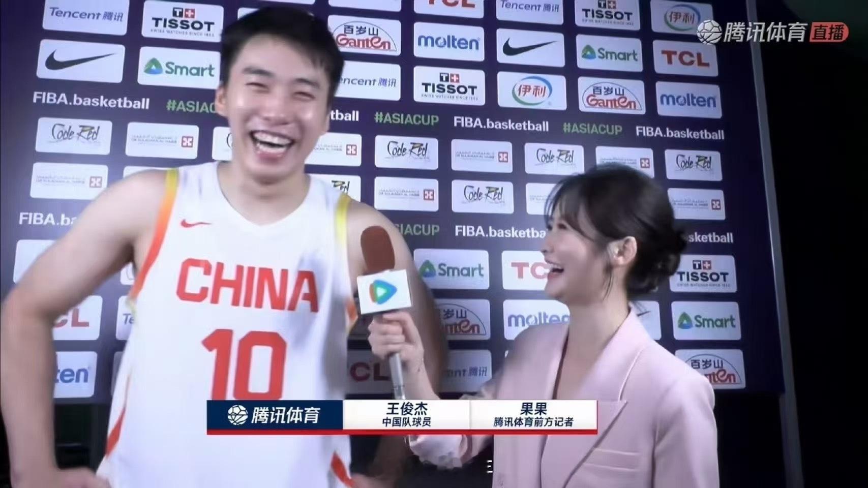 这家伙总是笑得这么阳光，这才是我们中国的优秀新青年！[嘻嘻]中国男篮vs澳大利亚