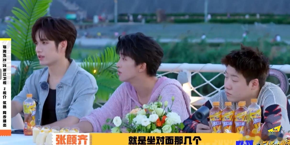 #黄子弘凡告状##张碧晨吐槽黄子弘凡话太多# 在《闪光的夏天》里，黄子弘凡告状时