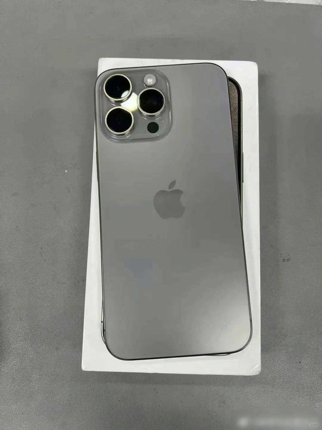 敢买手机不送充电器的公司也只有苹果了[生气R][生气R][生气R]，8999买一...