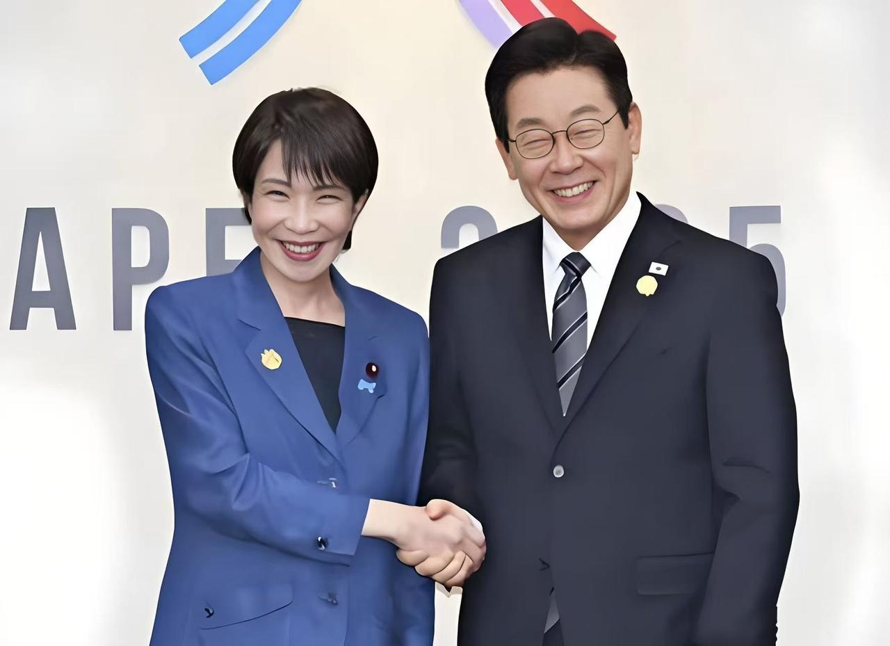 高市早苗这招简直绝了！
之前高市早苗对着特朗普转圈鞠躬，被骂成“丢尽日本脸面”的