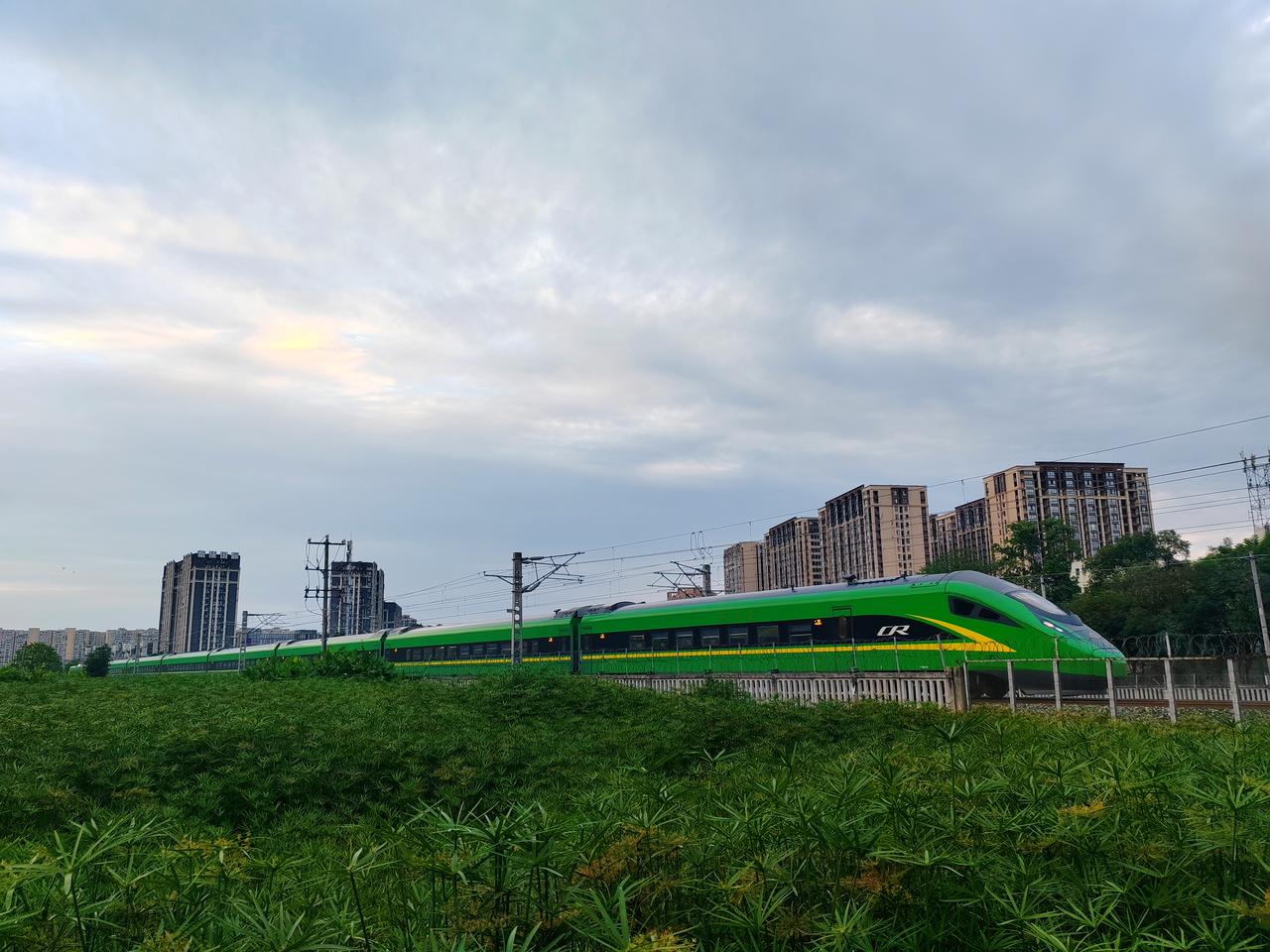 城市的傍晚，绿皮复兴号穿城而过，载着远方与烟火，在城市与田野间奔赴下一场旅程。带