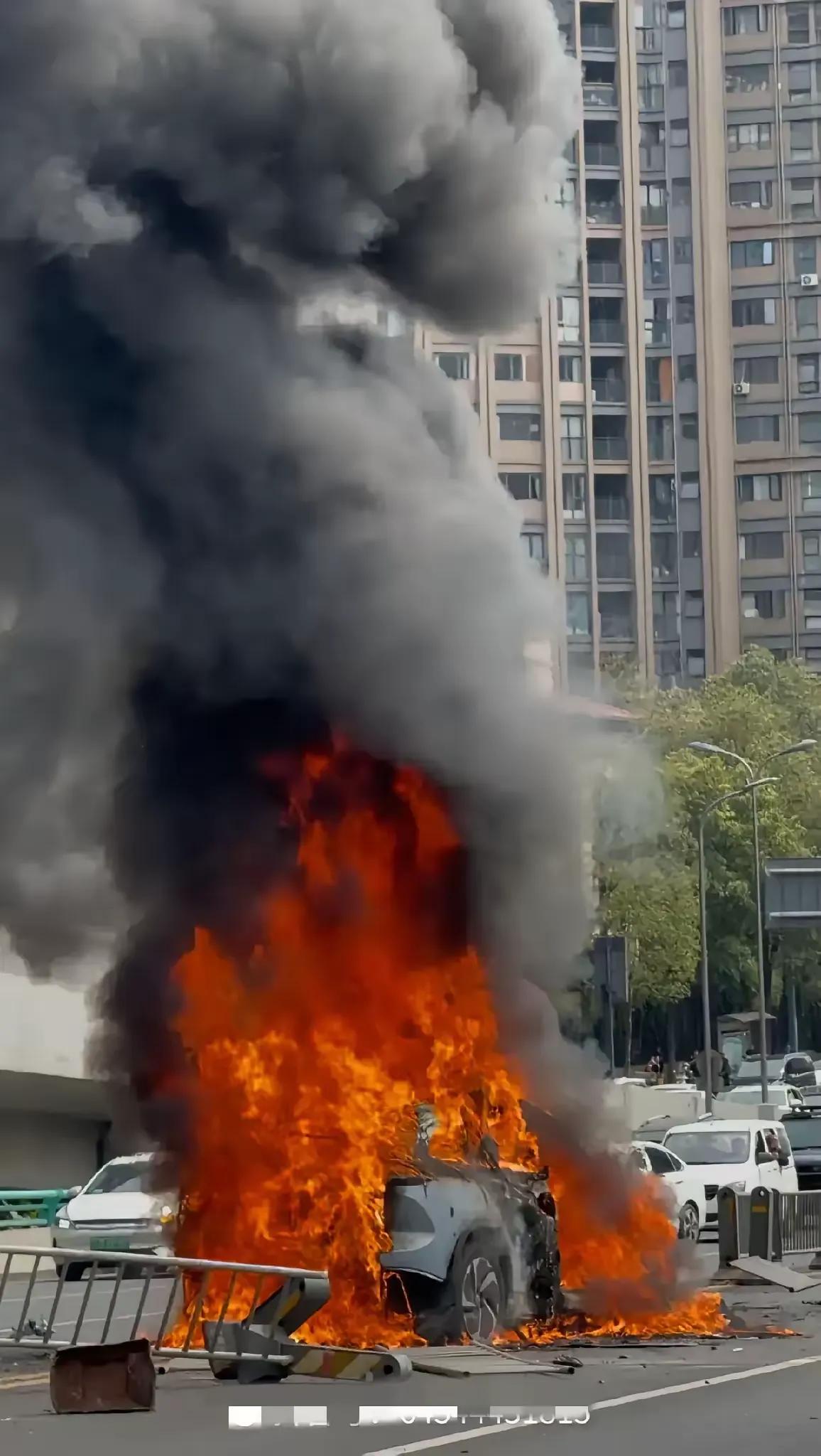 3月23日成都科华南路桂溪立交出城方向，双车事故导致新能源汽车着火。