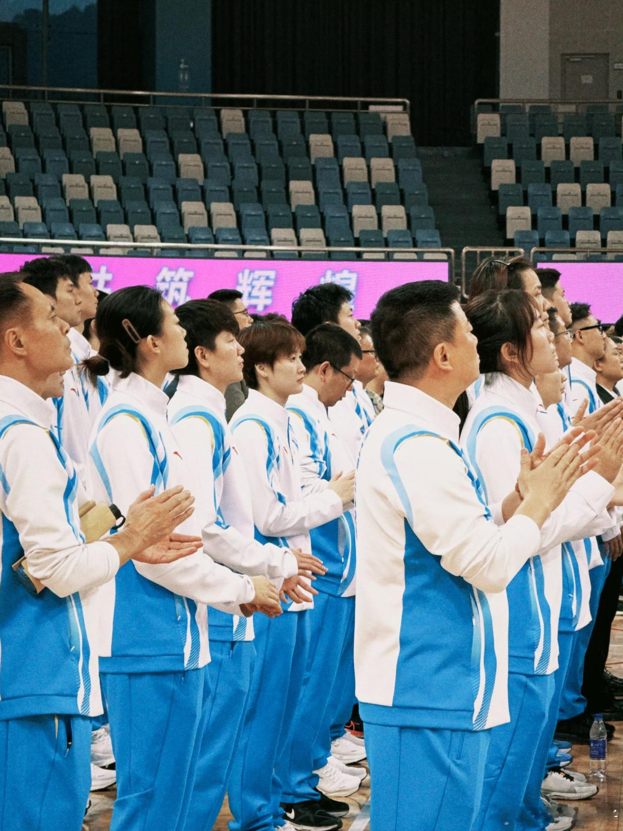 陈雨菲黄雅琼潘展乐等出征看到潘展乐啦[可怜][可怜][可怜]，潘展乐全运会加油 