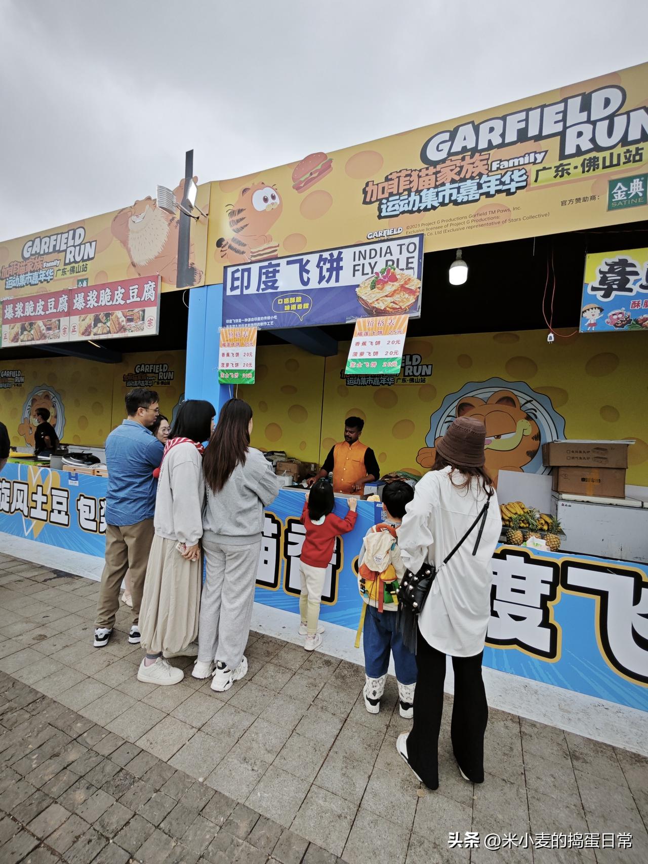 为啥印度飞饼这么受中国人喜欢
 
昨天在集市，被一家印度飞饼摊围得里三层外三层。