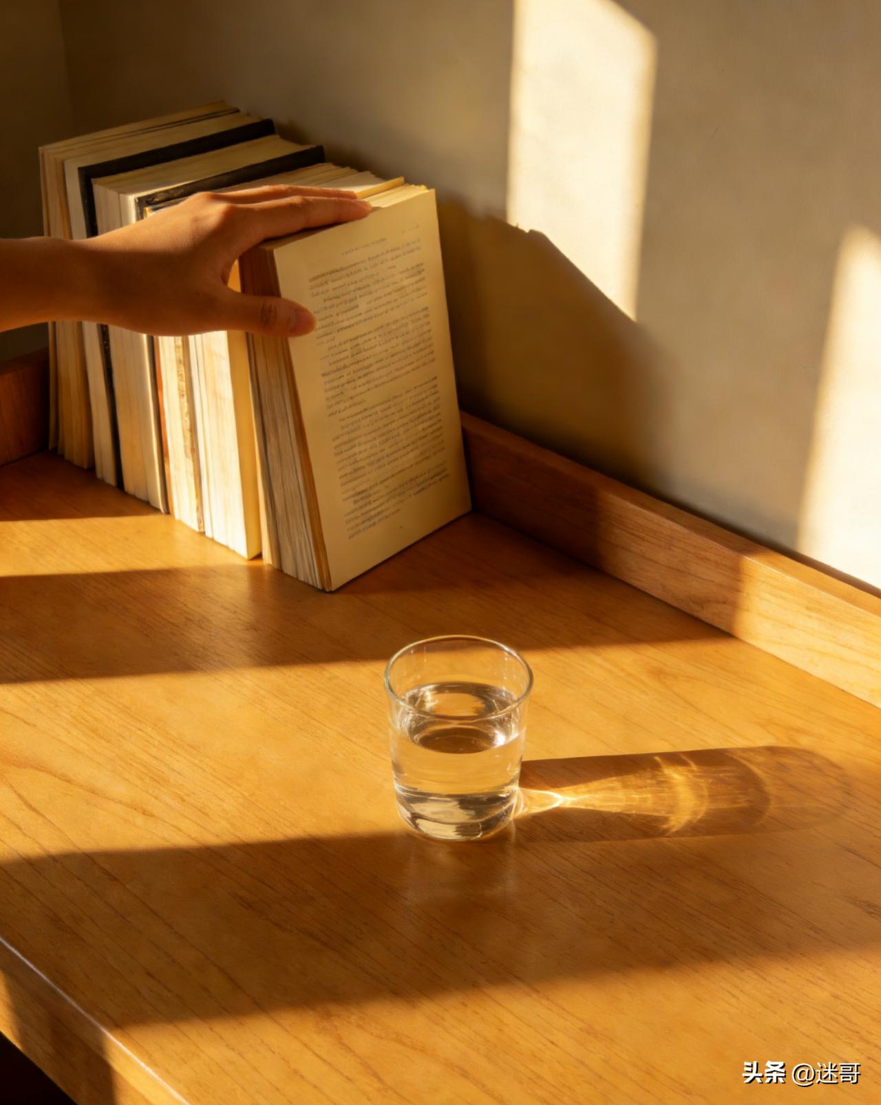 花了点时间好好整理了书桌，把杂乱的杂物归置整齐，桌面一下子清爽了不少。

特意把