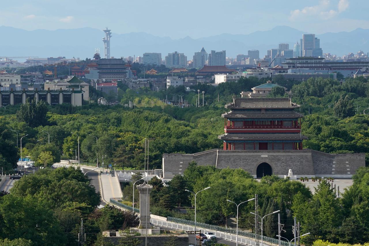 周末虽然天气巨热无比，但是天色很好，忍不住暴走拍片。图1，永定门及中轴线；图2，
