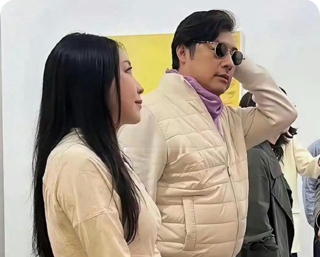 王岳伦领着新女友，身着情侣装，去参加一个参展商举办的邀请会咯。他这位新女友留着一
