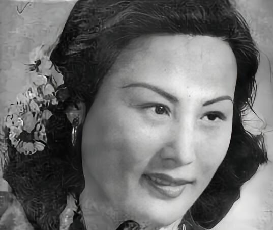 1942年，佘爱珍丧夫，胡兰成想趁虚而入，佘爱珍：“你和张爱玲才是一对。”没想到