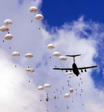 为什么空降兵被称为精锐？不夸张的说，空降兵的任务能改变战争走向，可一旦失败就会全