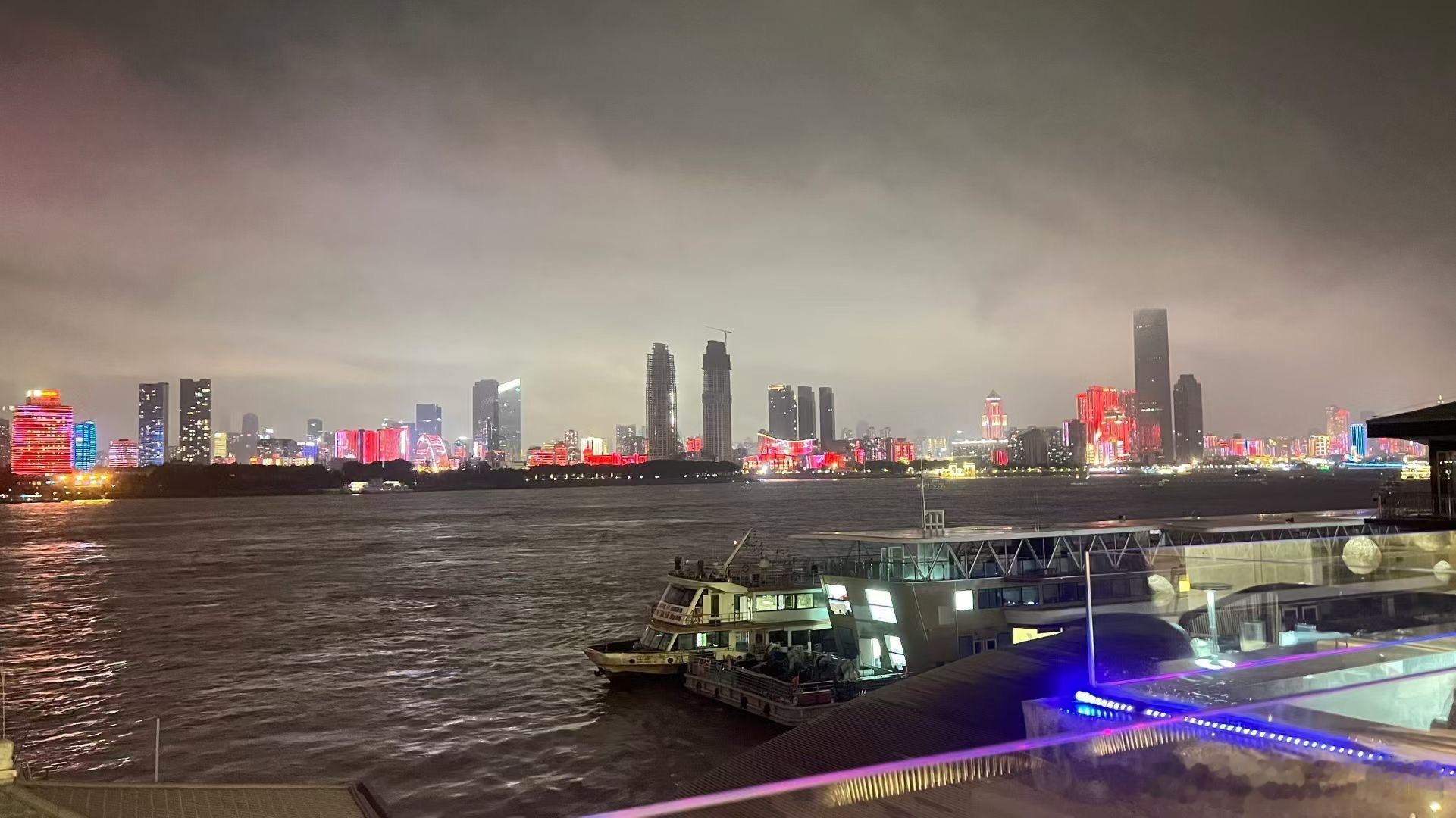江边的风吹得格外凉爽心情也格外的愉悦[嘻嘻]心情 ​​​
