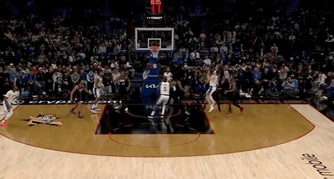 八村跟对面纠缠，吵起来了。 