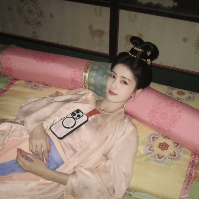 丞磊给白鹿拍了很多美照 莫离 片场私下相处超有爱，白鹿模仿对方撒娇的样子惟妙惟肖