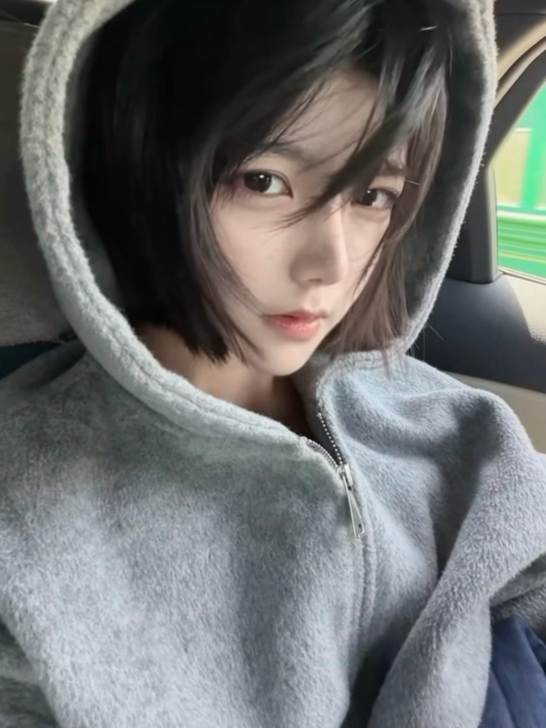 加班到现在也快结束啦争取狠狠出片 今天找的这个咖啡厅超级好看 很喜欢这种大自然的