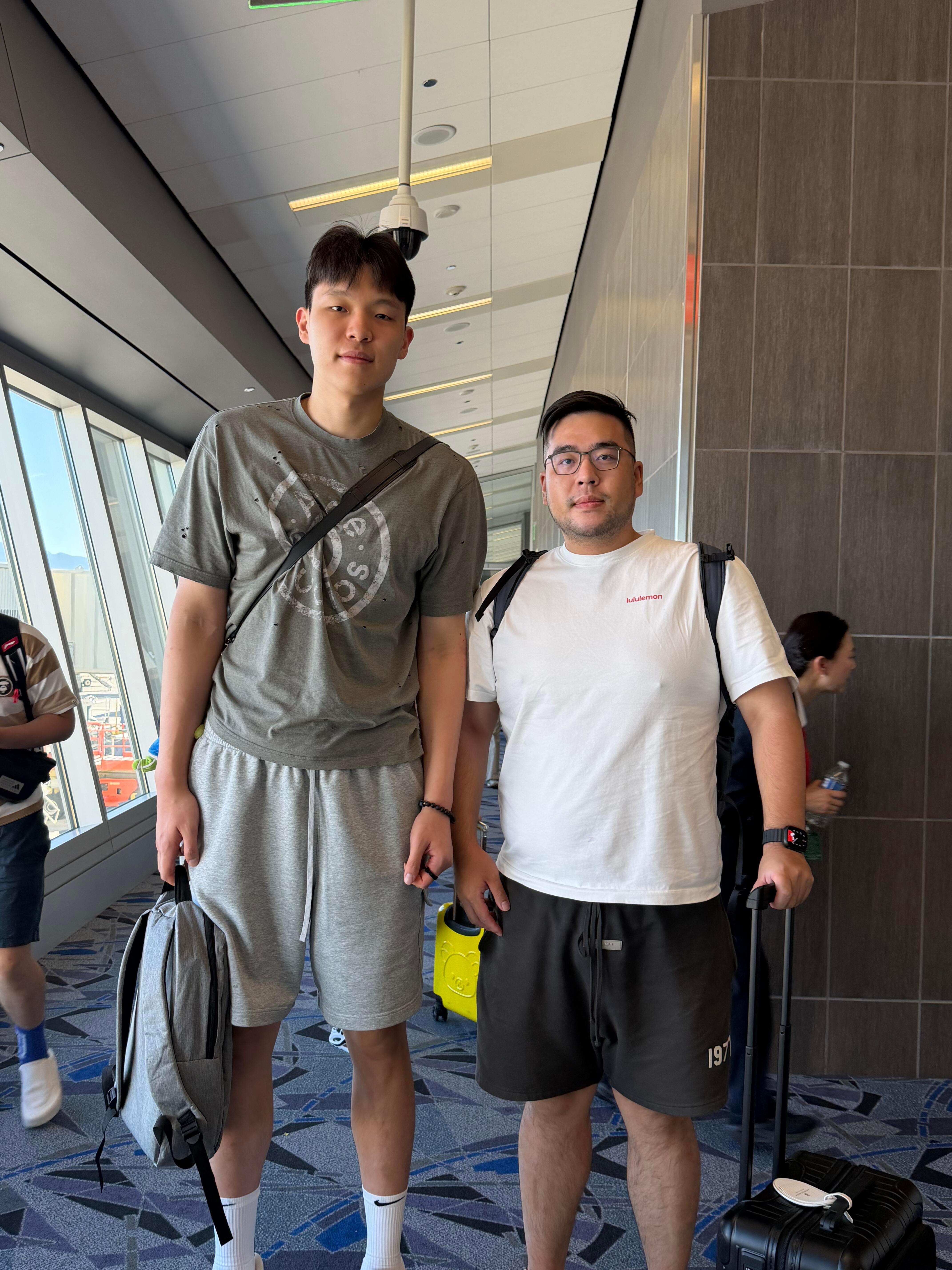 网友在拉斯维加斯偶遇杨瀚森，谁给小杨设计的发型