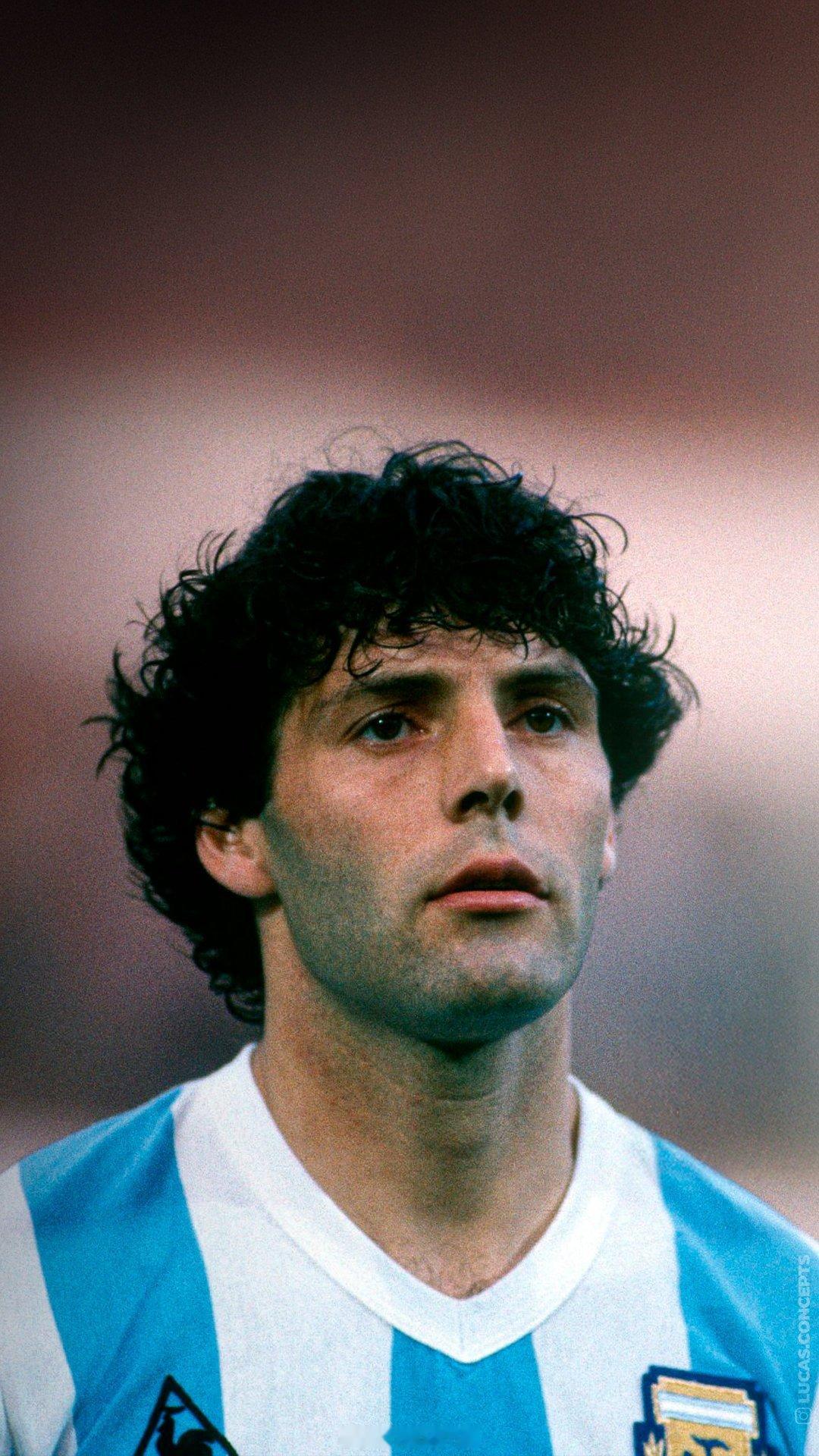 博卡青年队的旗帜覆盖在安放米格尔·鲁索遗体的灵柩上。米格尔出生于平查，之后爱上了